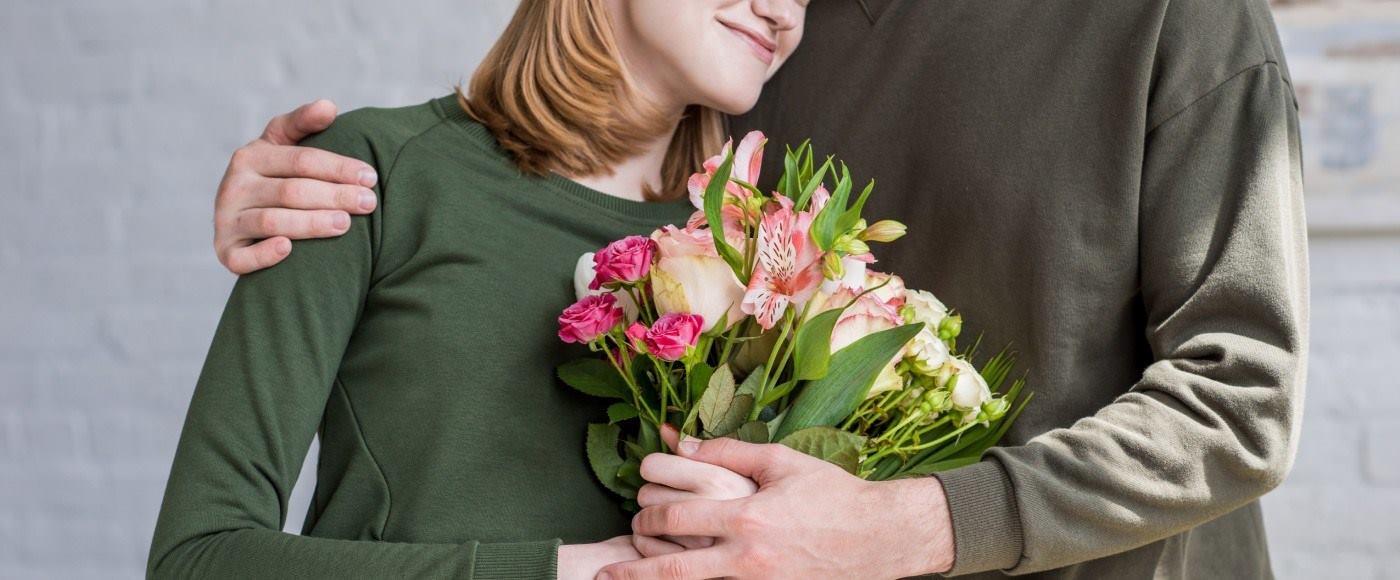 Un abrazo que te deje sin palabras, Una flor que te llene de emociones.